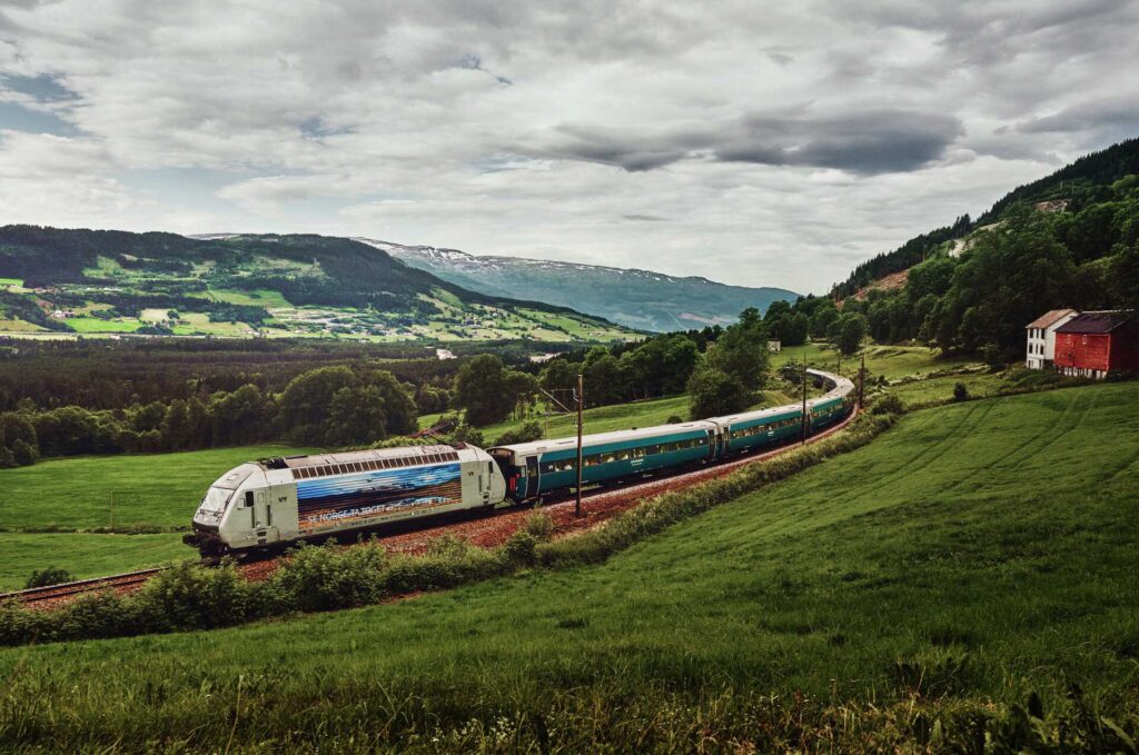 VYMorten ThorsenKey Account Manager, Corporate Sales SEB Kort Glacier Express i fjellandskap