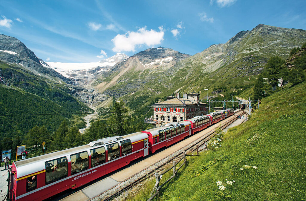 Tog-Sveits-Bernina-2-Togreiser Glacier Express i fjellandskap
